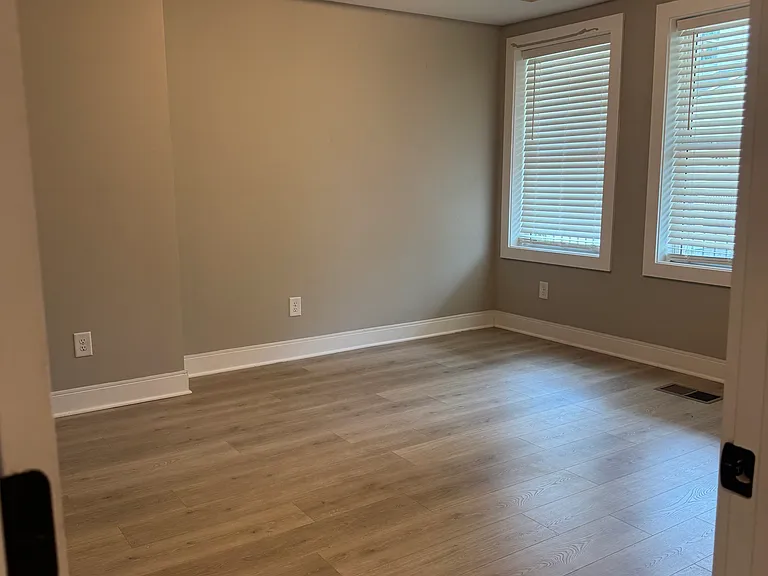 1121 Lawrence Ave #7 — Photo 4
