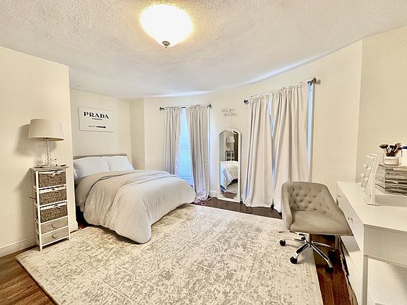 2nd image of 817 E Broadway APT 1