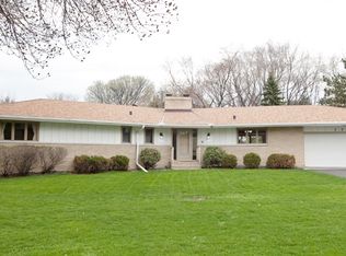 2255 Laurie Rd W, Roseville, MN 55113