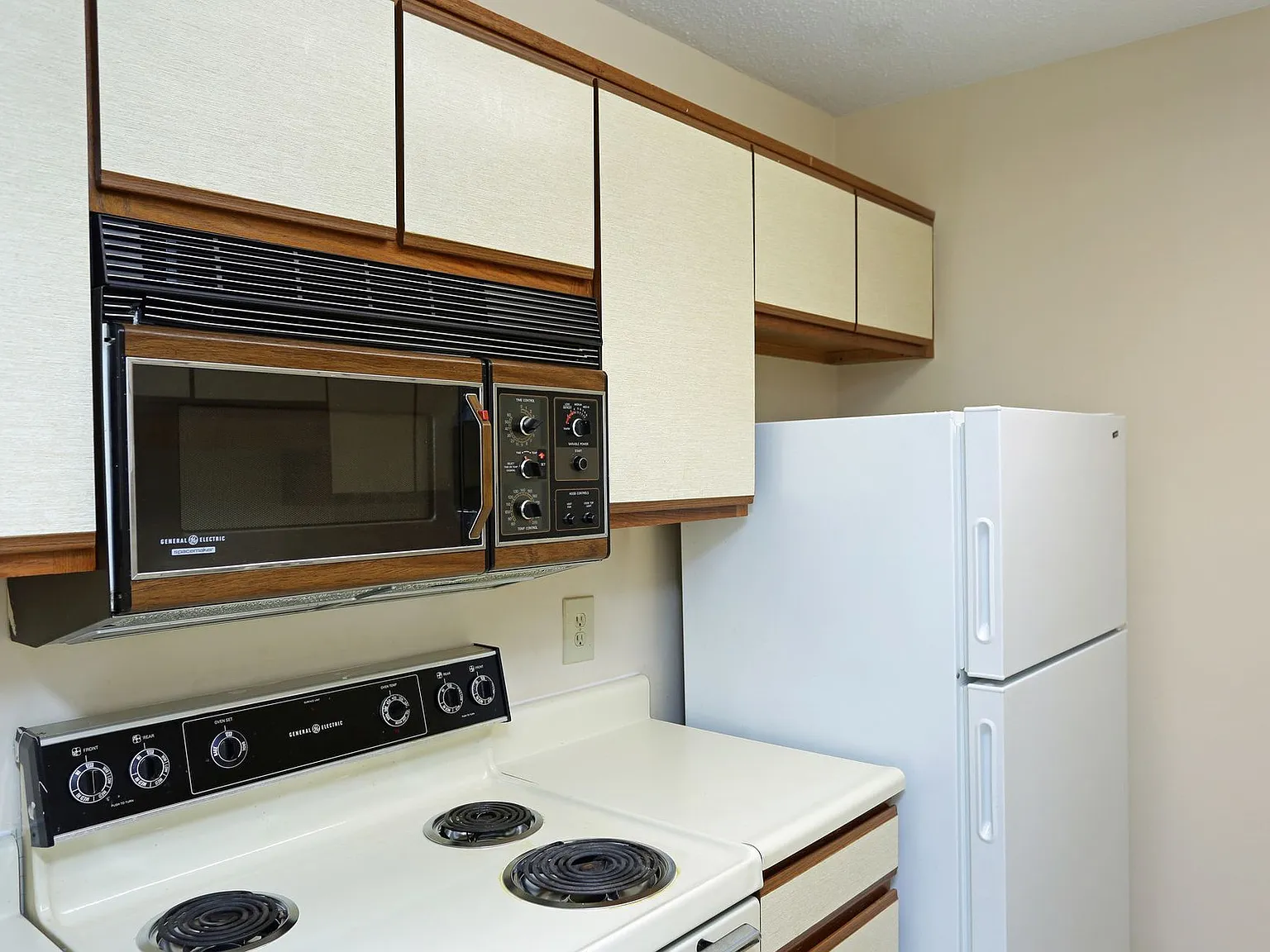 2800 McFarland — Photo 2