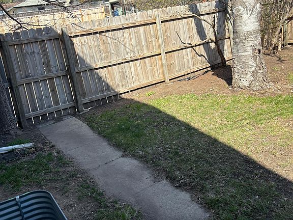 side yard extends to the side behind the photo
