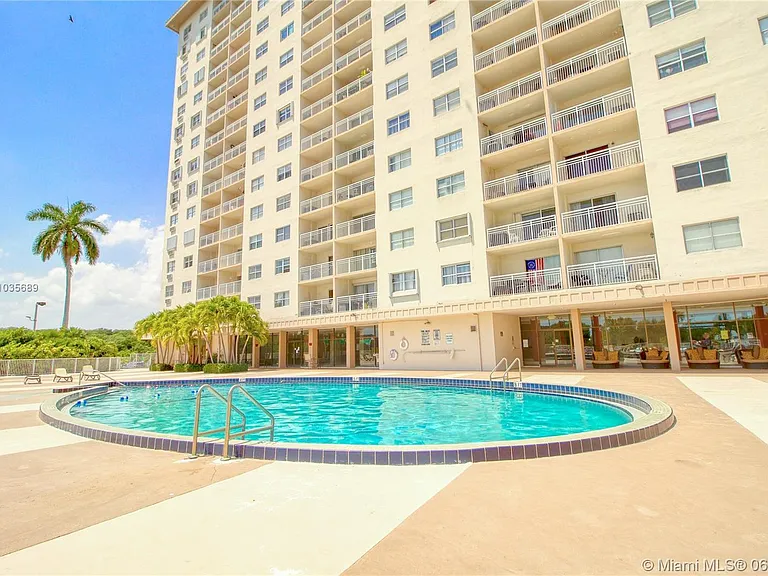 400 Kings Point Dr #101 — Photo 3