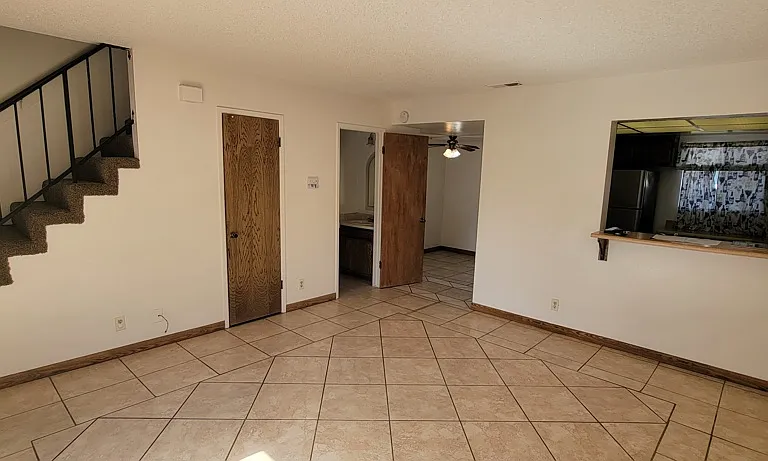 1113 W Cypress Ave — Photo 2