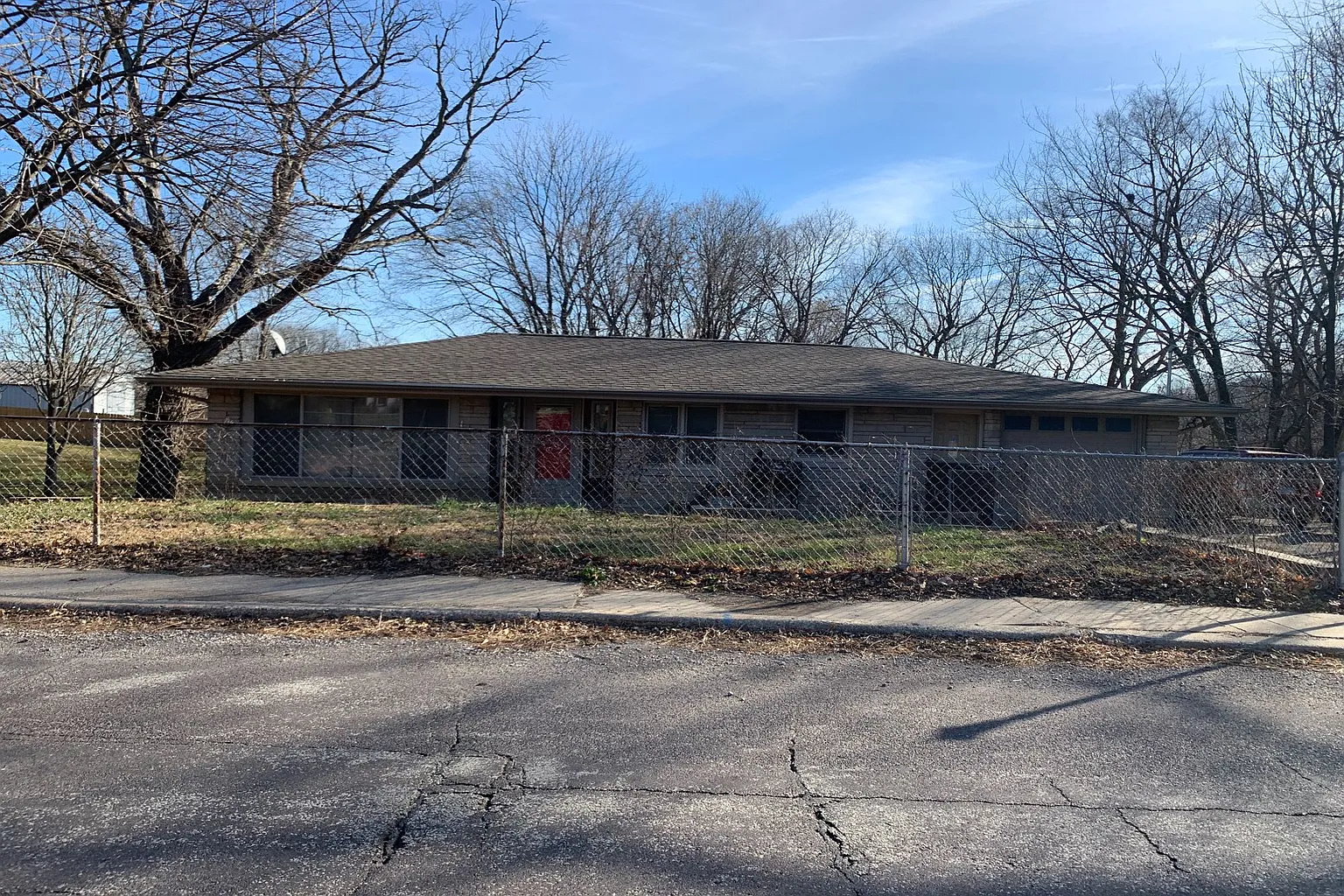 914 Pekin Ave photo 1
