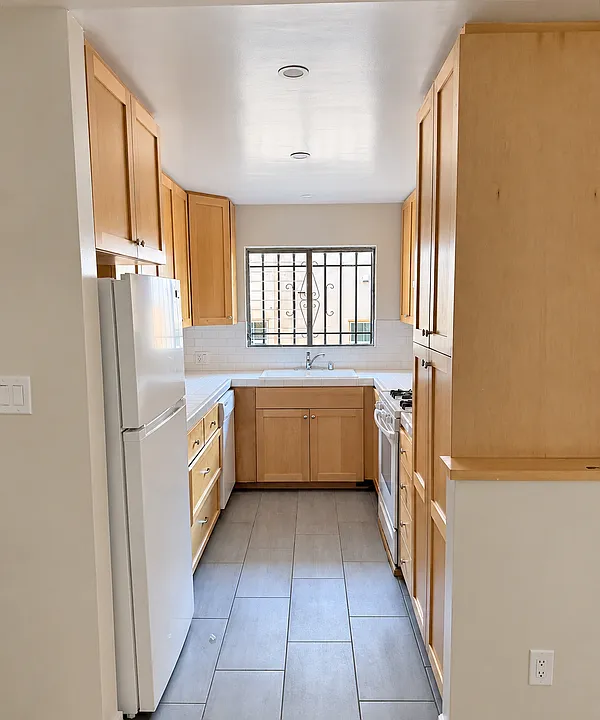 925 S Holt Ave #3