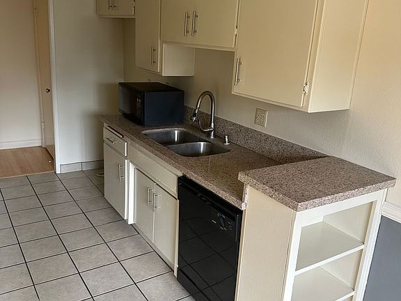 5th image of 3726 Jasmine Ave #201