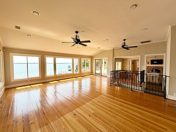 4th image of 321 Cove View Ct