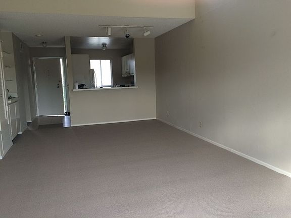 4th image of 647 Larkspur Plaza Dr