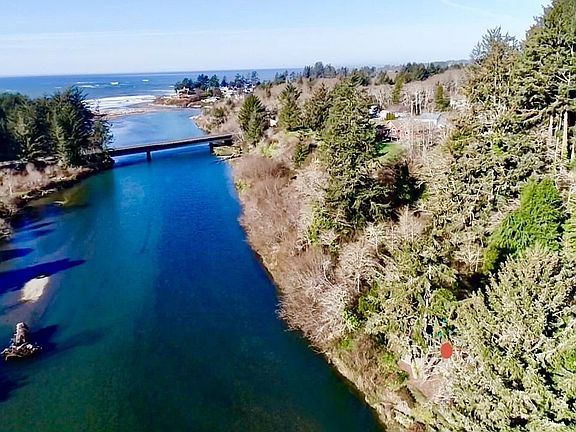 3rd image of 99268 Winchuck River Rd