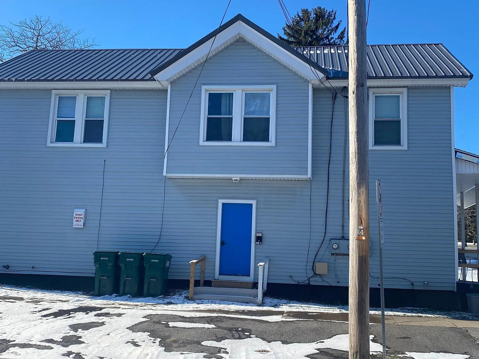 3 bed, 1000 sqft, $1,300 — Photo 1