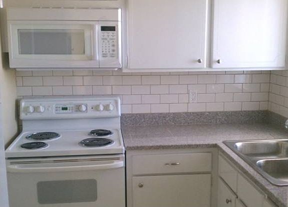 Kitchen w/ Microwave