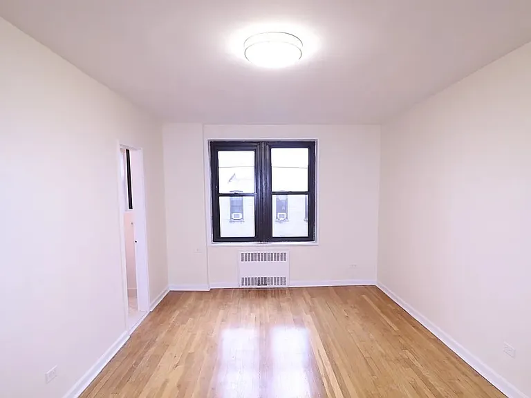 3415 Parsons Blvd #4R — Photo 2