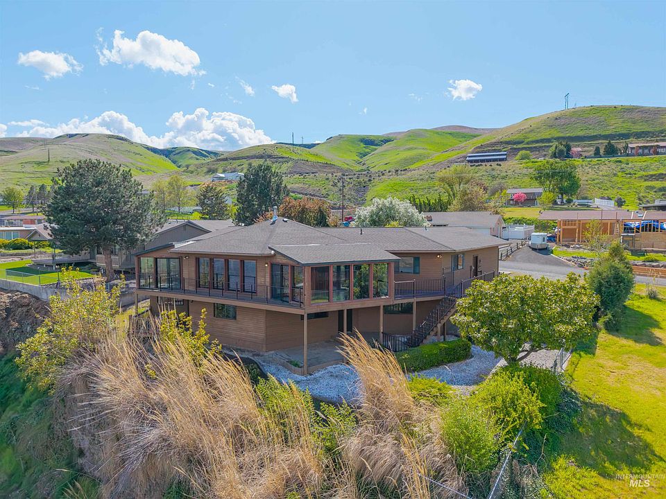 1st image of 3433 Skyline Dr