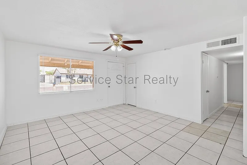 3 bed, 2.0 bath, 1064 sqft, $1,645 — Photo 4