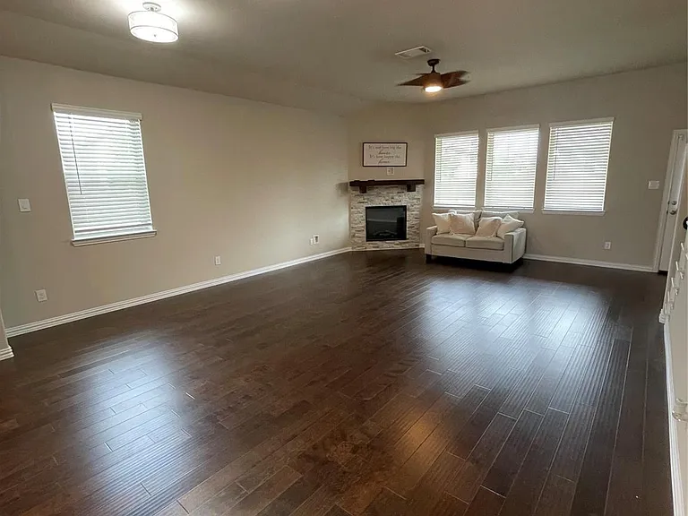 1924 Briar Hill Dr — Photo 4