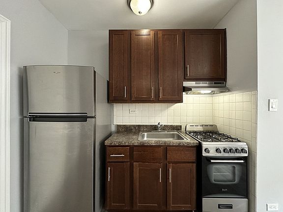 3rd image of 4756 N Maplewood Ave APT 112