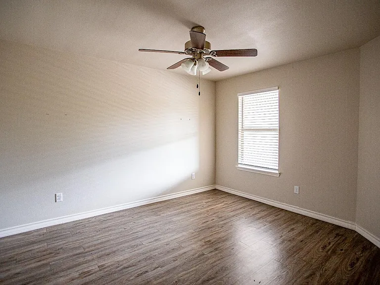 Stunning 4 Bedroom Near Tech — Photo 11