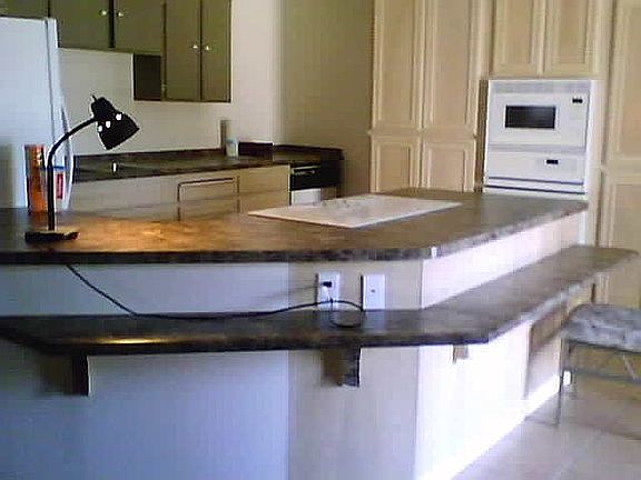 Kitchen peninsula, ignore ugly old green uppers, replaced!