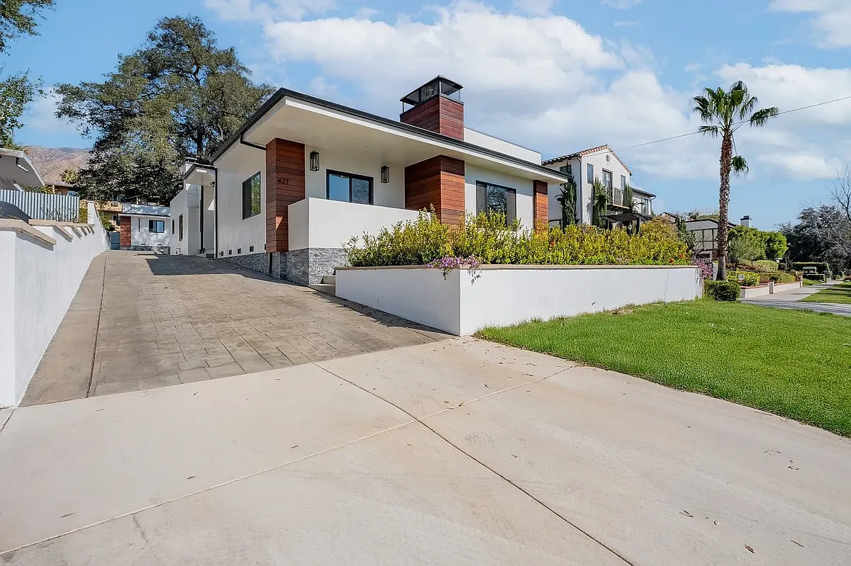 Building Photo - 421 W Mariposa Ave