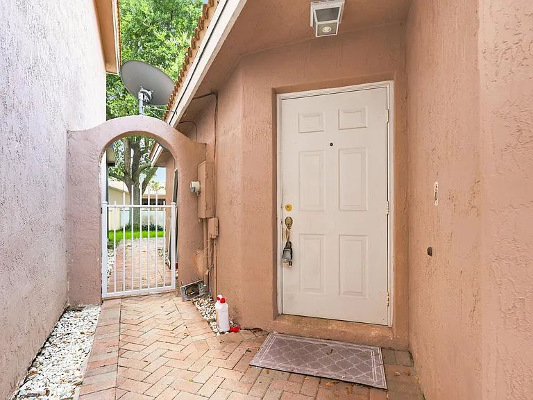9312 NW 54th St #9312 — Photo 4