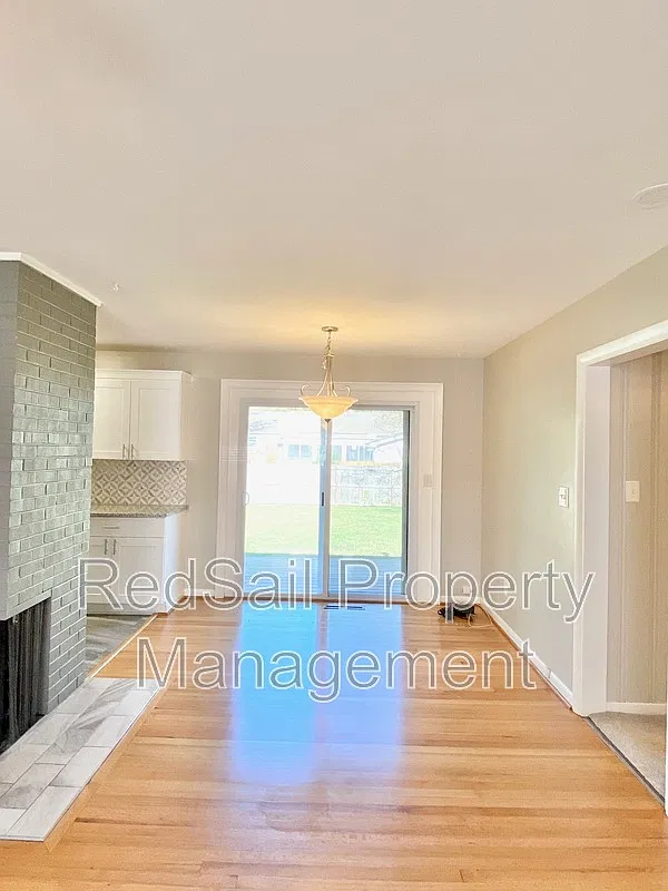 3 bed, 2.0 bath, 1398 sqft, $2,195 — Photo 4