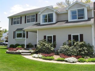 7 Newbury Ct, Simsbury, CT 06070