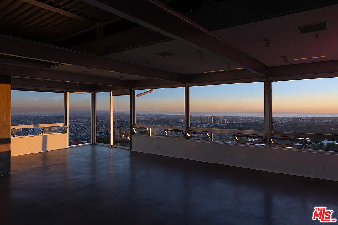 4 bed, 6.0 bath, 13000 sqft, $60,000 — Photo 4