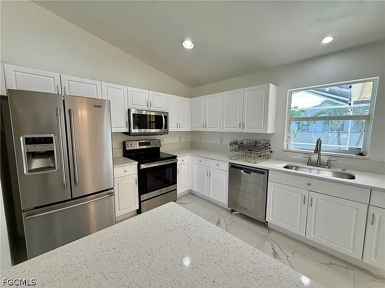 2209 NE 9th Ave — Photo 8