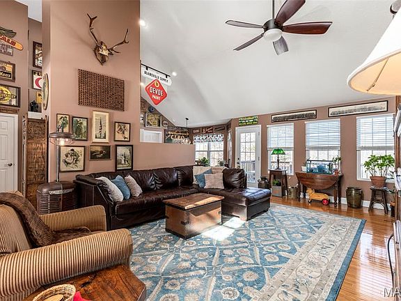4th image of 110 Park Pl