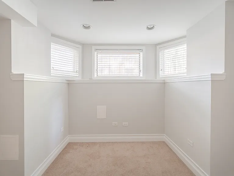 933 W Newport — Photo 21