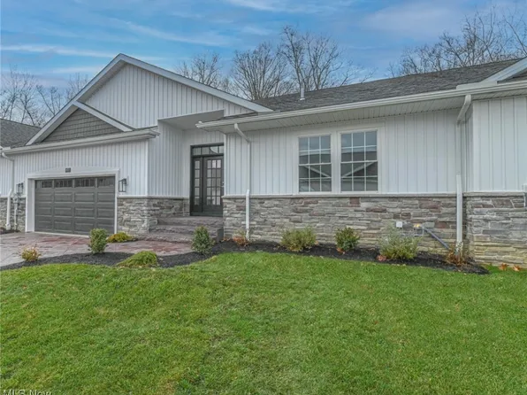 997 Pin Oaks Dr, Broadview Heights, OH 44147