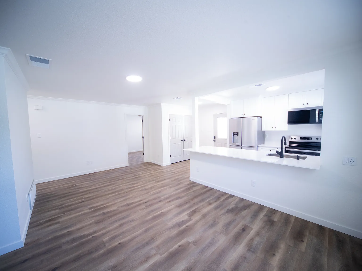 3 bed, 1100 sqft, $2,850 — Photo 3