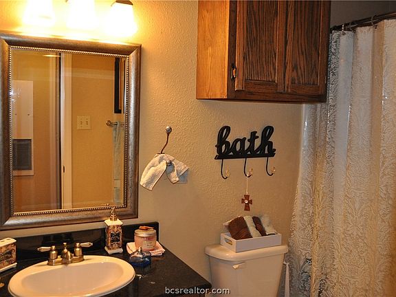4th image of 904 University Oaks #36