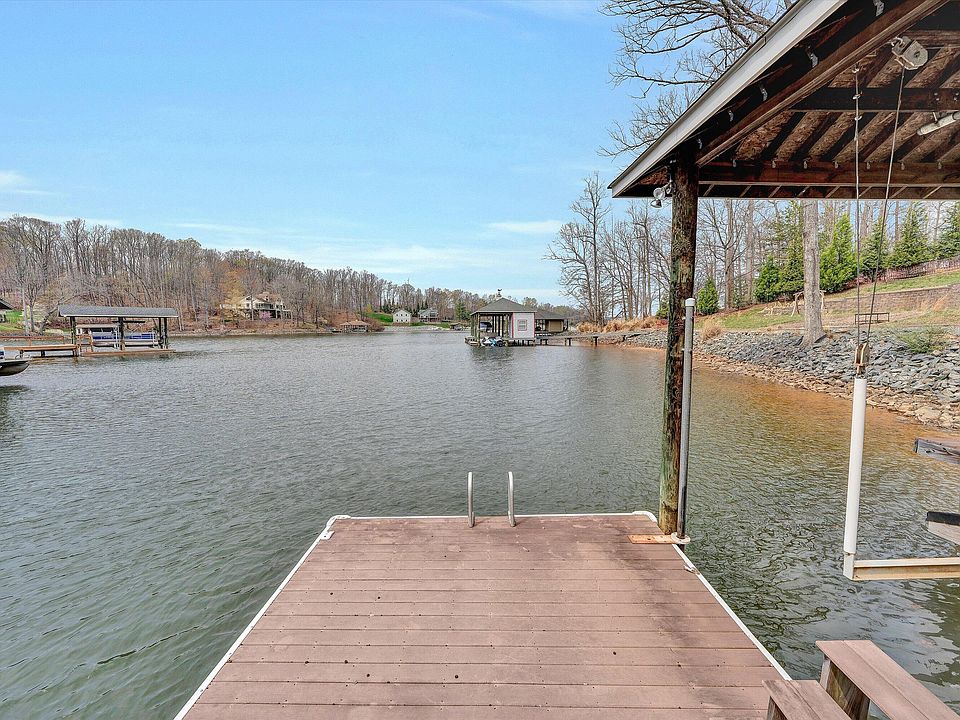 1st image of 951 Piney Point Rd
