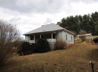 517 Country Club Ln, Galax, VA 24333