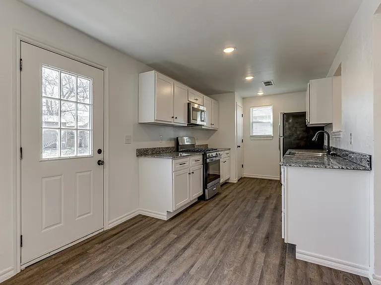 2115 N Billen Ave — Photo 3