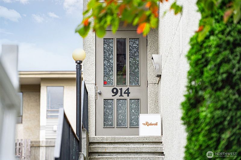 4th image of 914 6th Avenue N #201
