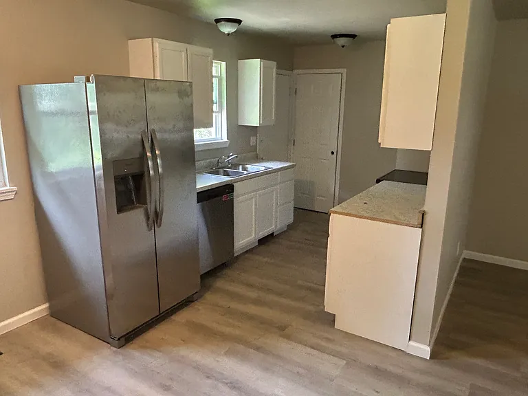 205 E F St — Photo 4