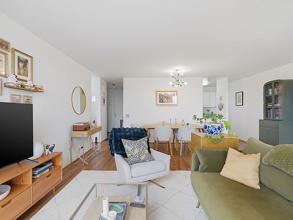 5th image of 4343 N Clarendon Ave APT 2213