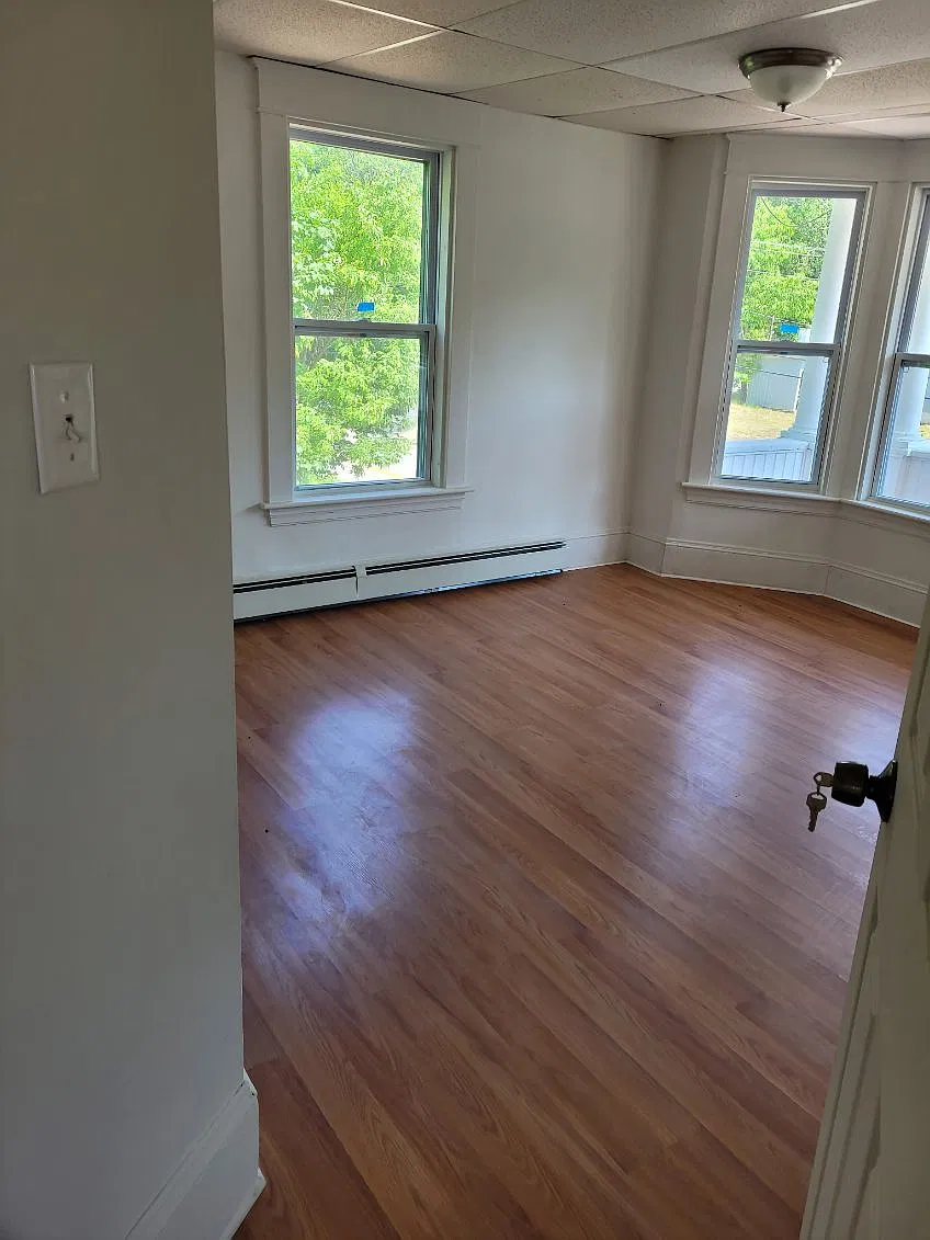 3 bed, $1,100 — Photo 1