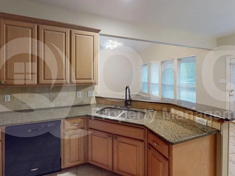 923 Granview Dr — Photo 5