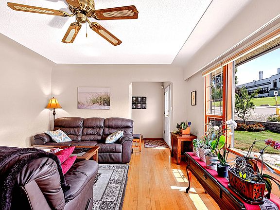 4th image of 792 Munro St
