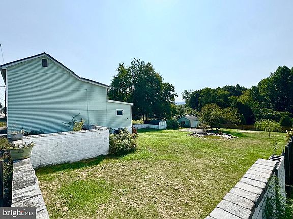4th image of 230 W Grand Ave
