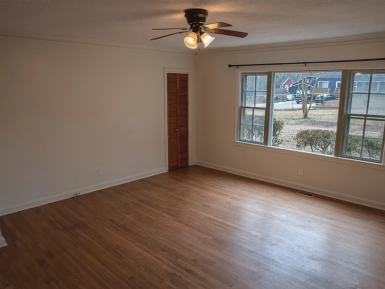 1585 N Columbia Pl — Photo 4