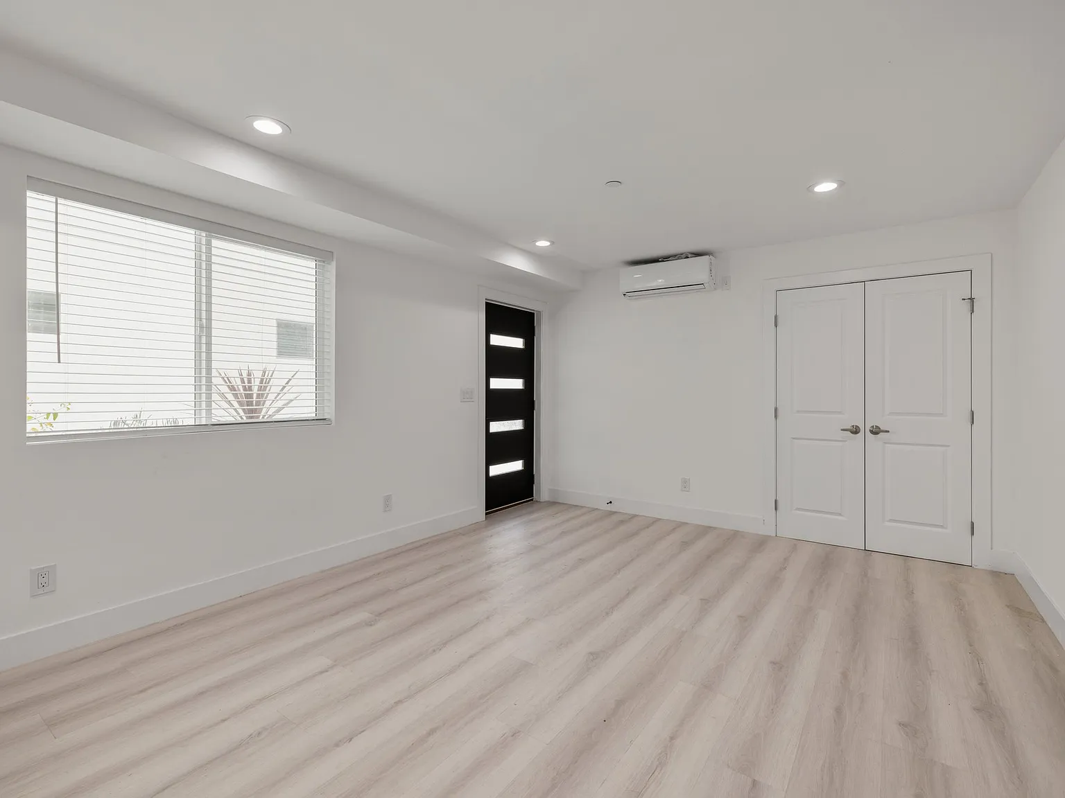 2 bed, 750 sqft, $2,200 — Photo 2