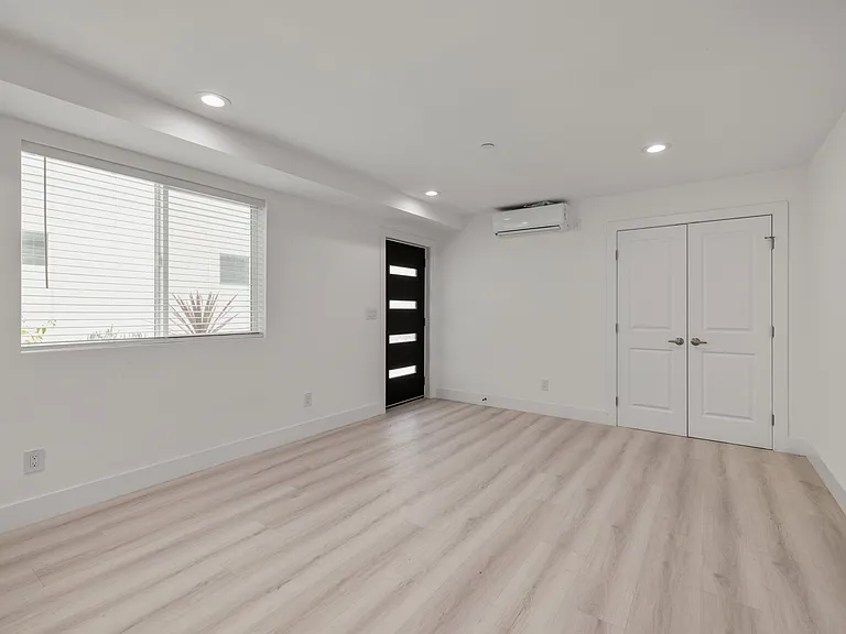 637 N Kingsley Dr #1/2 — Photo 2