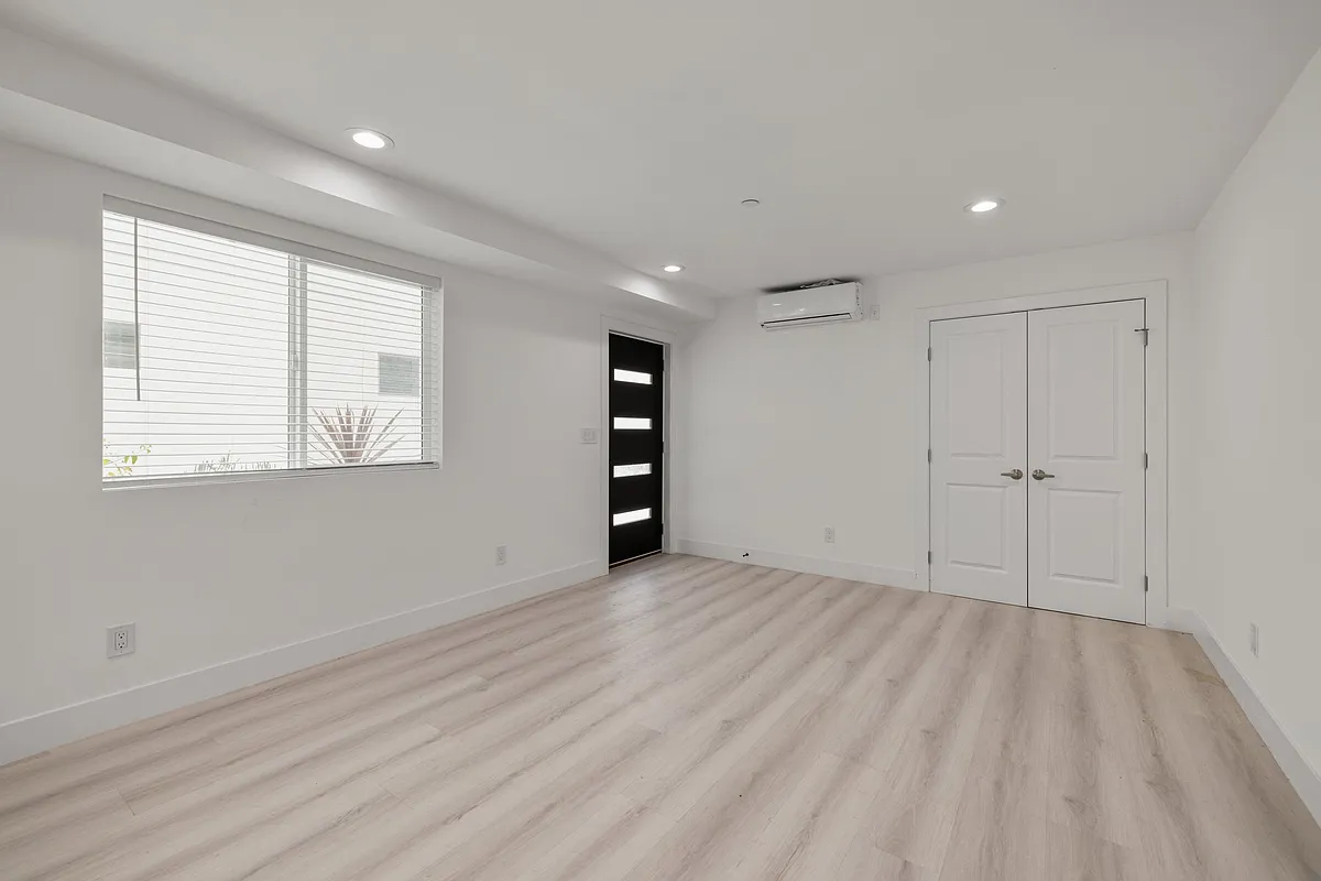 Building Photo - 637 N Kingsley Dr #1/2