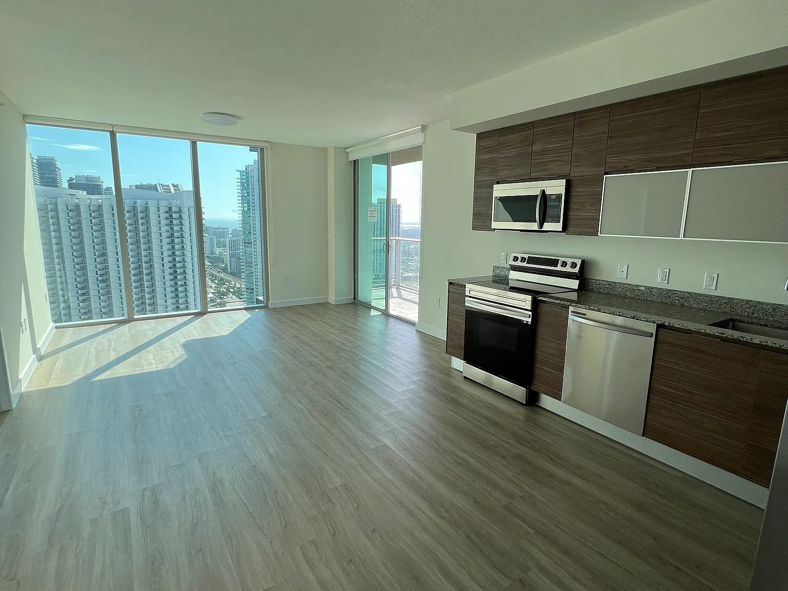 2 bed, 970 sqft, $3,000 — Photo 2