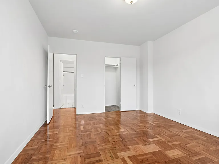 Quebec House Apartments — Photo 26