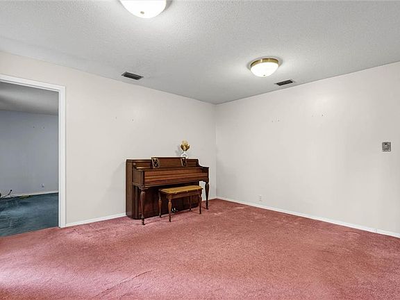4th image of 1018 Woodside Dr W